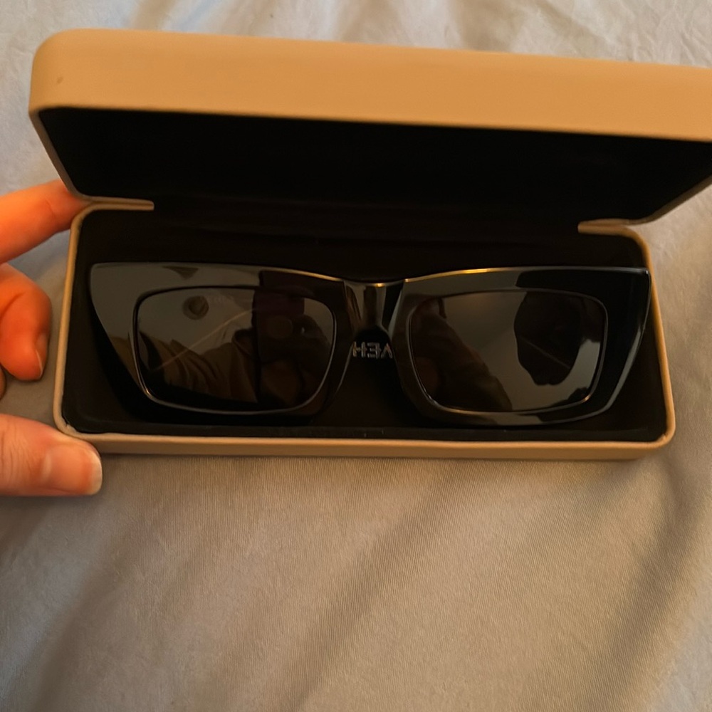 VEHLA black sunglasses